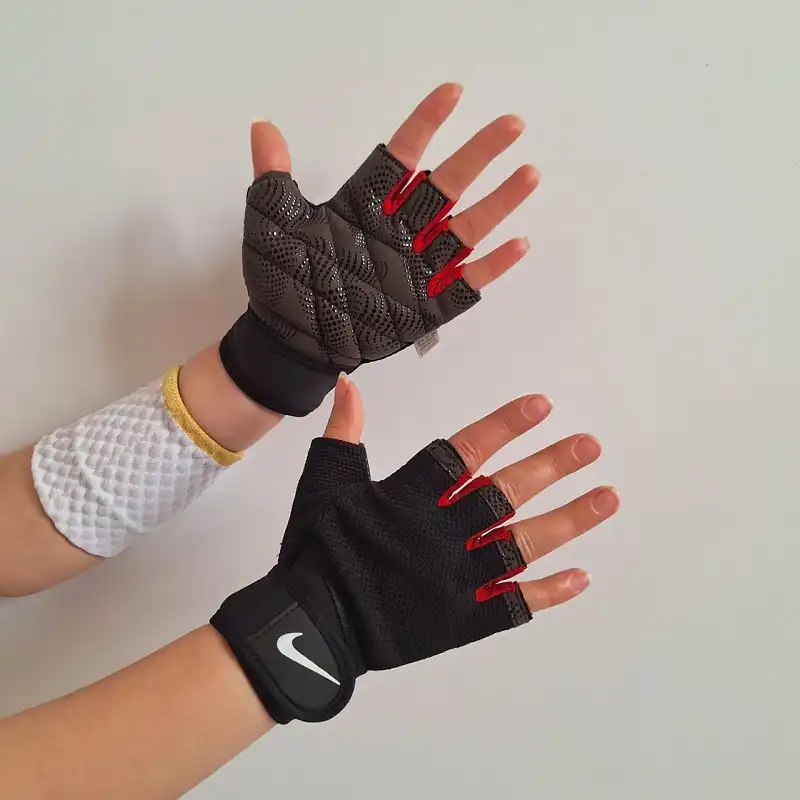 دستکش بدنسازی زنانه نایک وارداتی NK-700 جنس پارچه و پلی استر می باشد.